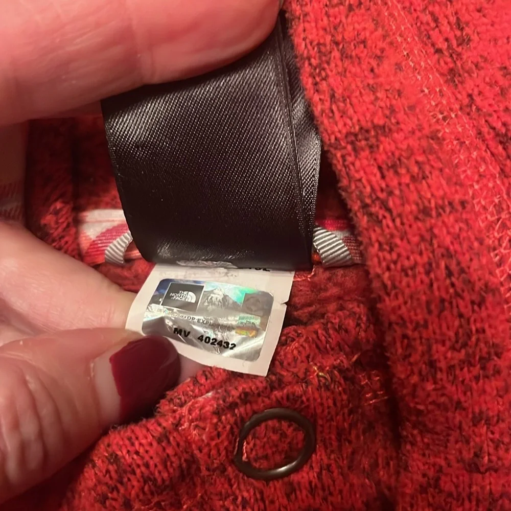 Like new The North Face pullover hoodie - Picture 10 of 16